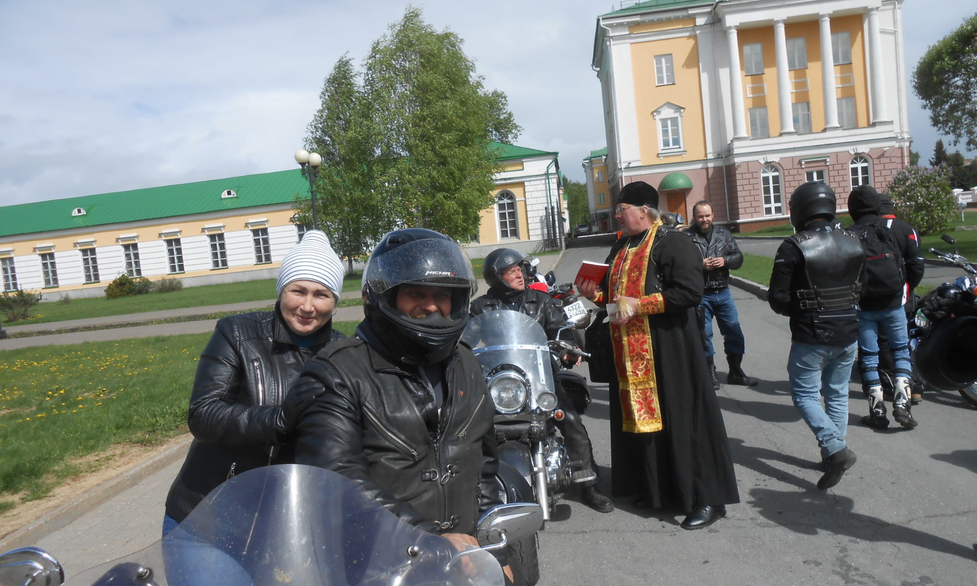 Священник принял участие в открытии мотосезона